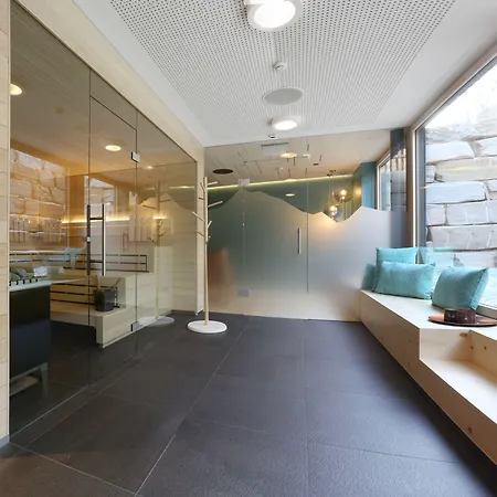 Bever Lodge Отель 3*