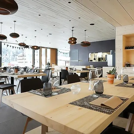 Bever Lodge Отель 3*